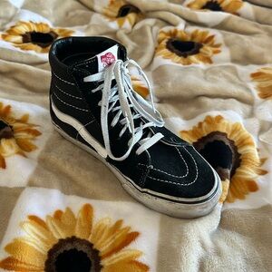 high top black and white Vans